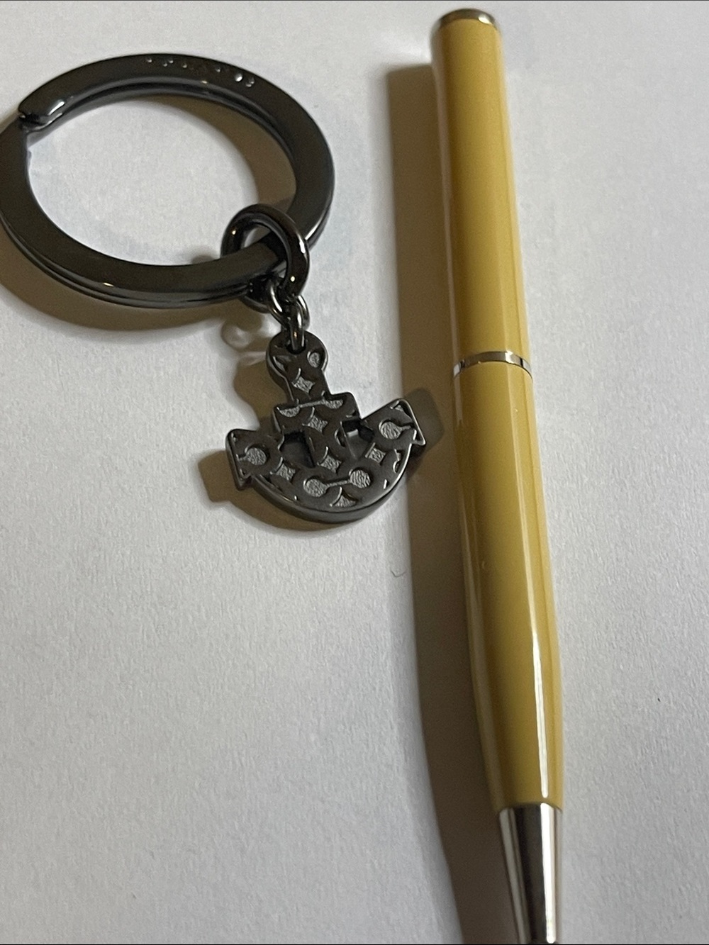 Coach Anchor Charm Keyring with Cream Coach Pen